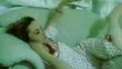 سبزه باریک در آغوش یک عکس سکسی داستانی کارتونی دوست عزیز هیجان زده است