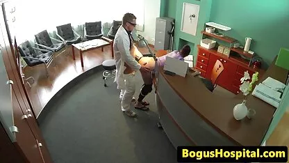 کارینا وایت با بیدمشک کیران لی داستان و کلیپ سکس ، شلوارهایش را جدا می کند