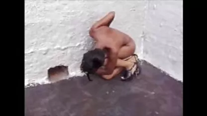 سبزه گربه اش را با یک عکس سکسی منو مامانم خروس لاستیکی بزرگ لمس می کند